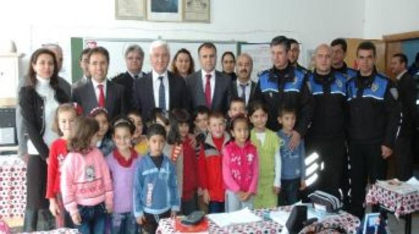 Karaman Polisinden 112 &Ouml;ğrenciye Kırtasiye Yardımı