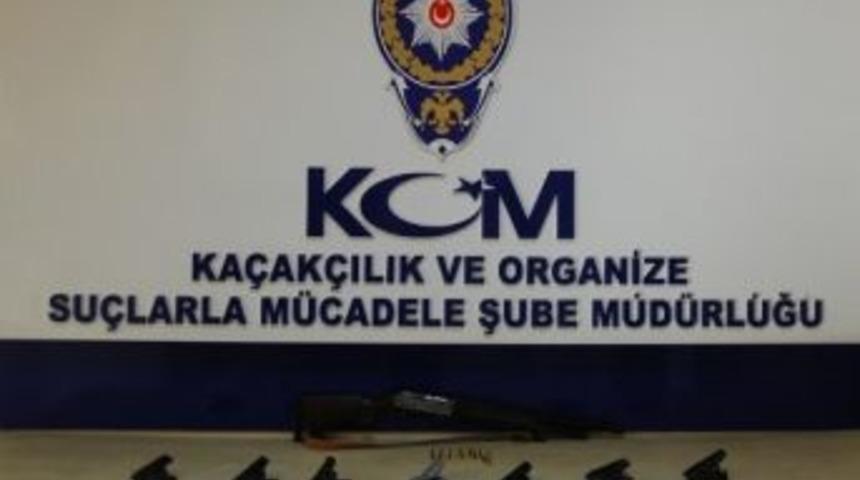 Polis K&ouml;peği 'mendi' Ka&ccedil;ak Silahları Buldu