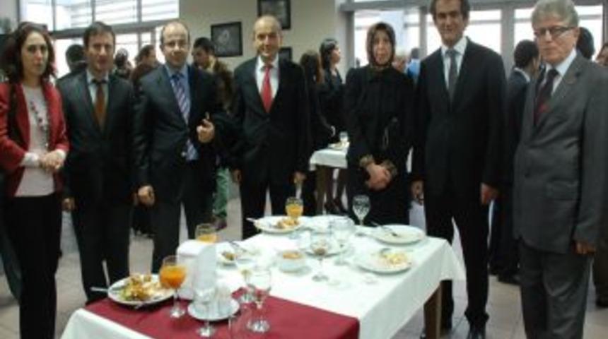 BE&Uuml; Rekt&ouml;r&uuml; &Ouml;zer: &Uuml;niversitemizi Her Ge&ccedil;en G&uuml;n Daha Da B&uuml;y&uuml;t&uuml;yoruz