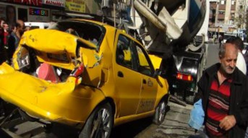 İki Ara&ccedil; Arasına Sıkışan Taksi Zor Anlar Yaşattı