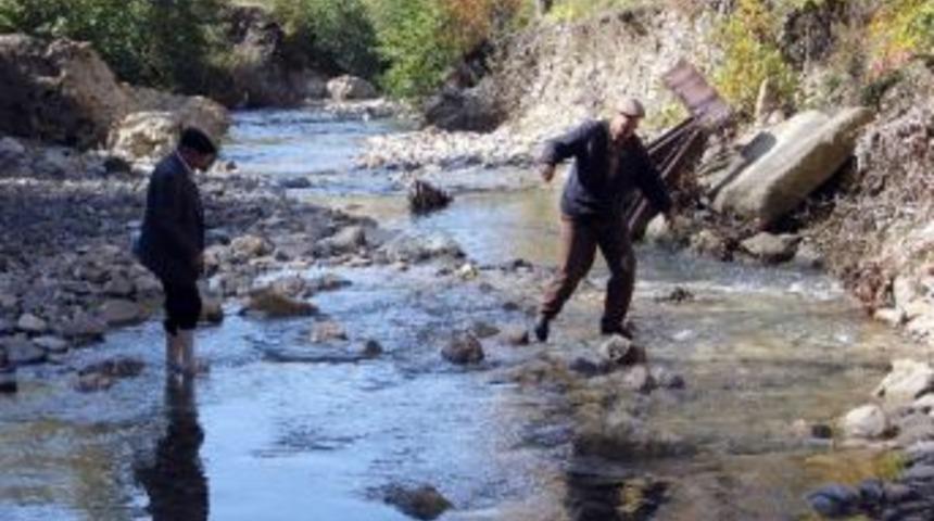 (&ouml;zel Haber) &Uuml;&ccedil; Yıldır K&ouml;pr&uuml; Yapılmasını Bekliyorlar