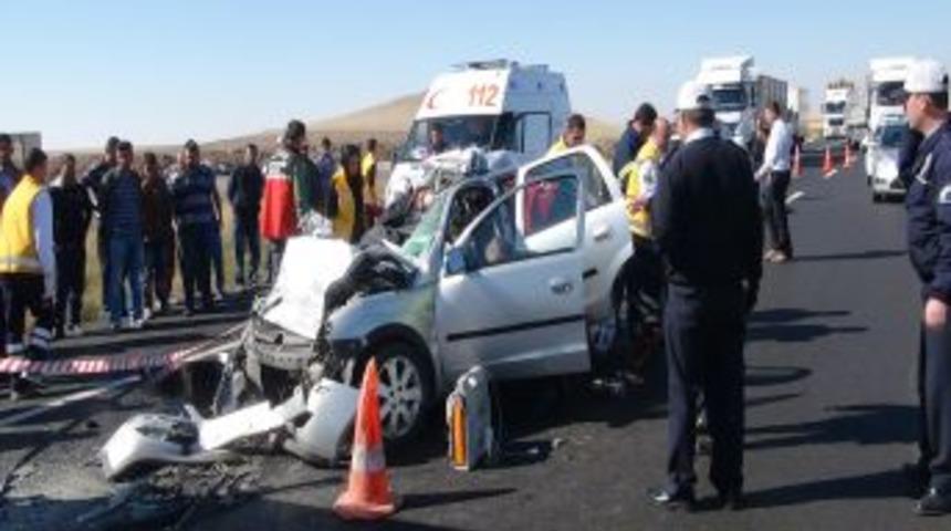 Aksaray&rsquo;da Otomobil Kamyona &Ccedil;arptı: 3 &Ouml;l&uuml;