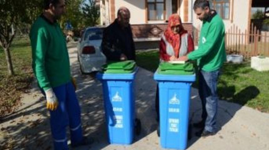 Kartepe&rsquo;de Plastik &Ccedil;&ouml;p Konteyner Dağıtımları S&uuml;r&uuml;yor