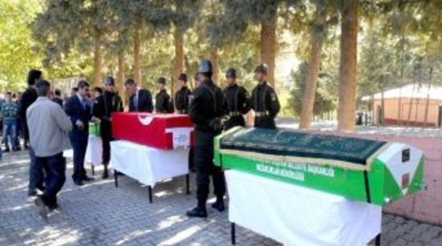 Uzman &Ccedil;avuş, Eşi Ve 1 Yaşındaki Oğlu Defnedildi