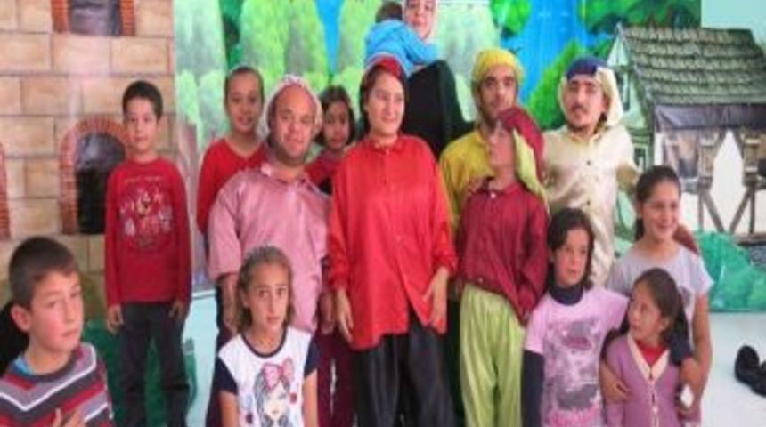 Belediye &Ccedil;ocukları Tiyatroylatanıştırdı