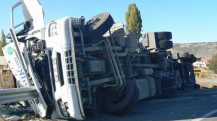 Bilecik'te Tır Devrildi: 1 Yaralı
