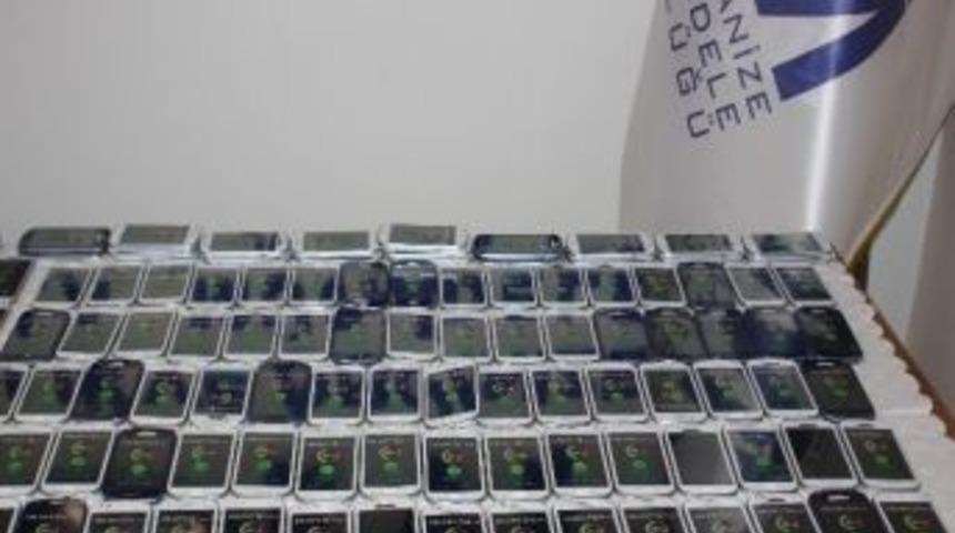 Yolcu Otob&uuml;s&uuml;nde G&uuml;mr&uuml;k Ka&ccedil;ağı Cep Telefonu Ele Ge&ccedil;ti