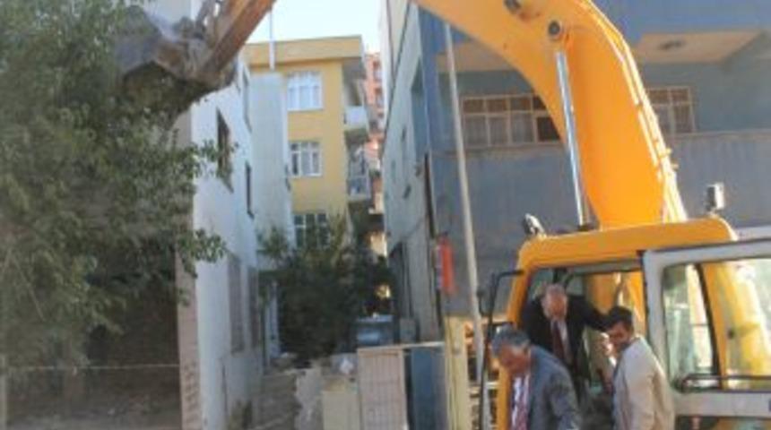 Siirt'te Kentsel D&ouml;n&uuml;ş&uuml;m Projesi Kapsamında Ilk Yıkım Yapıldı