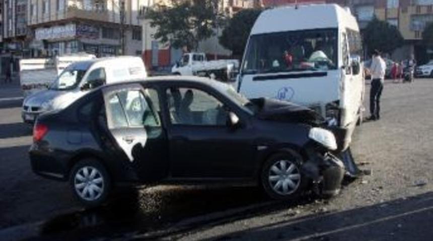 &Ouml;ğrenci Servisi İle Otomobil &Ccedil;arpıştı: 3 Yaralı