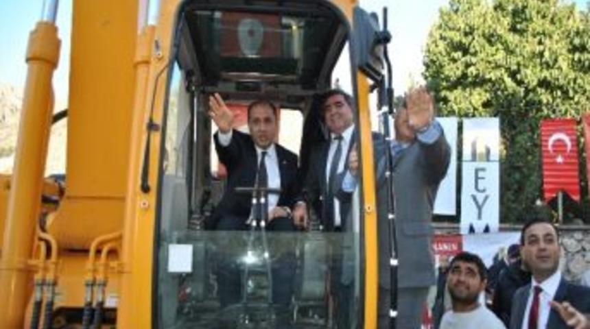 Vali Ve Başkan İş Makinesiyle Bina Yıktı