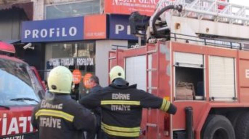 &Ccedil;ıkan Yangın Mağaza Sahiplerini Korkuttu