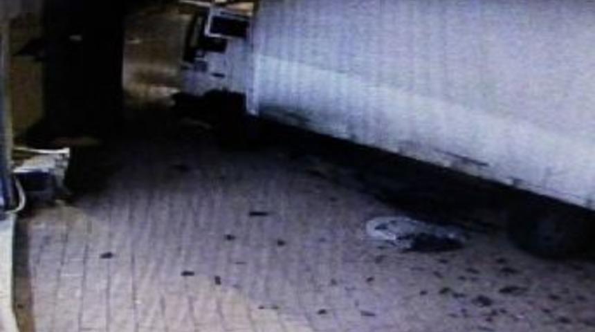 Kamyonet Boya D&uuml;kkanına Daldı