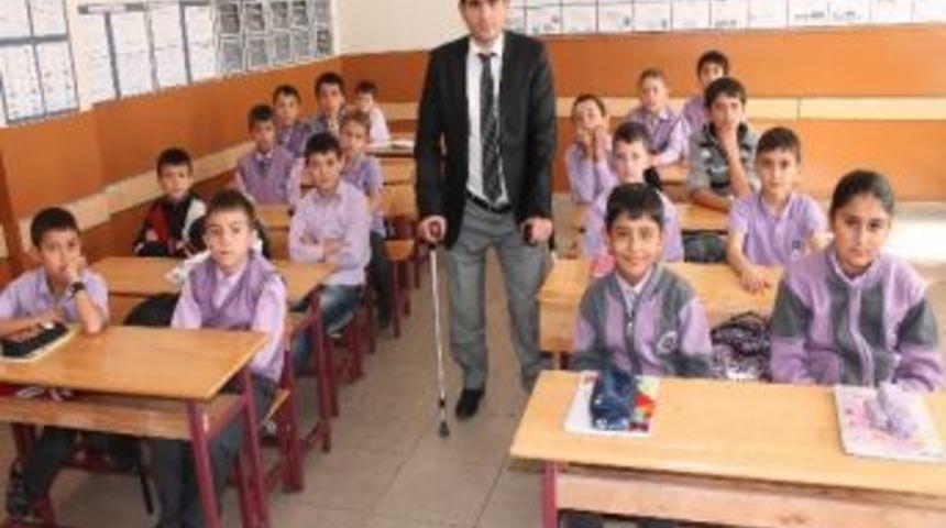 (&ouml;zel Haber) Van Depreminde Bacaklarını Kaybetti Ama &Ouml;ğretmenliği Bırakmadı