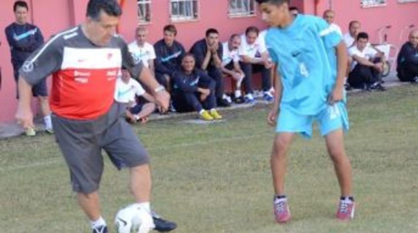 Uefa (a) Futbol Antren&ouml;r Lisansı Kursu Adana&rsquo;da Başladı