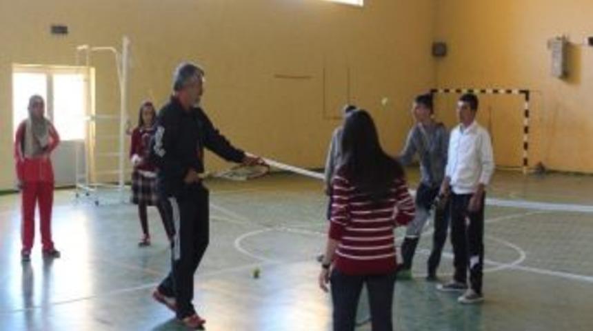 Gevaşlı Gen&ccedil;ler Tenisle Tanıştı