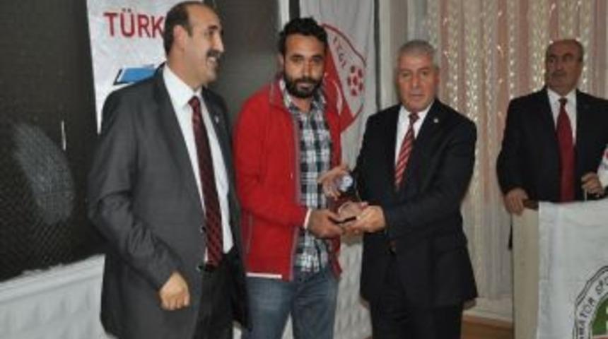 İha Muhabirine Maskf Tarafından Plaket Verildi