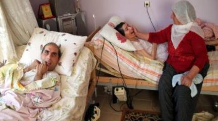 (&ouml;zel Haber) Son 50 Yılını 3 Yatalak &Ccedil;ocuğuna Adadı