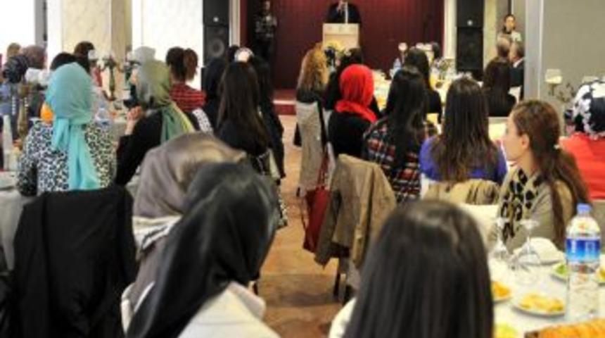 Başkan Akg&uuml;l, Aile Merkezlerindeki &Ouml;ğretmenlerle Buluştu