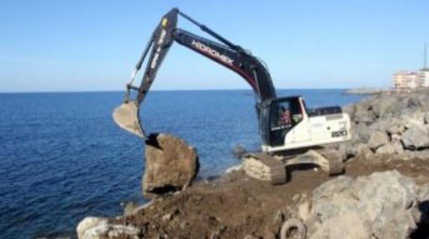 Giresun’un Tirebolu İlçesinde Haftasonu Yaşanan Fırtınada Dalgaların Oluşturduğu Hasar Gideriliyor