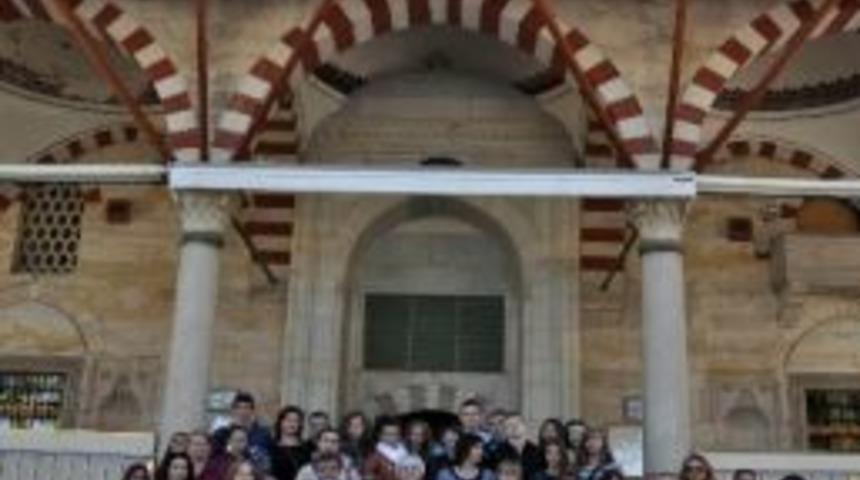 Yabancı &Ouml;ğrenciler Kurşunlu Camii'ne Hayran Kaldı