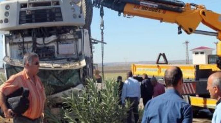 Ambulansa Yol Veren &Ccedil;&ouml;p Kamyonu Devrildi