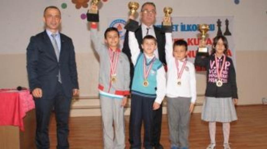 Satran&ccedil; Turnuvası Şampiyonları &Ouml;d&uuml;llerini Aldı