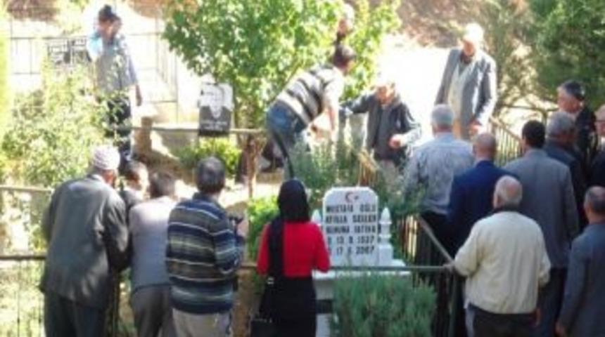 Bedia Akart&uuml;rk Annesini Yanına Aldı