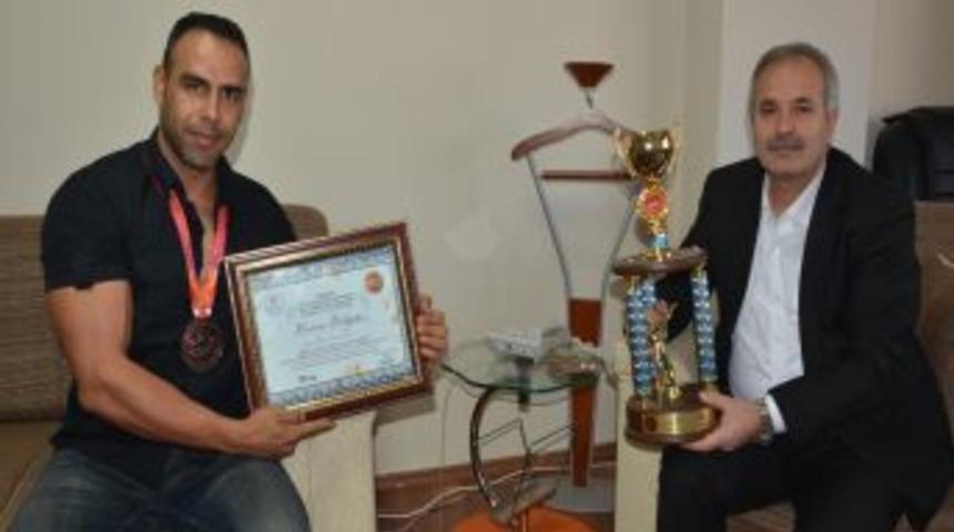 Kupa Ve Madalyasıyla Başkan &Ouml;zgan&rsquo;ı Ziyaret Etti