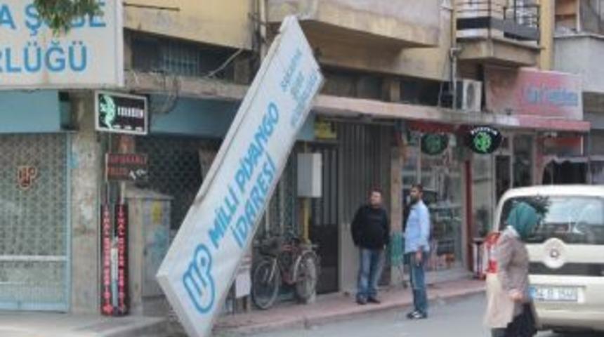 Koca Tabela Yere &Ccedil;akıldı