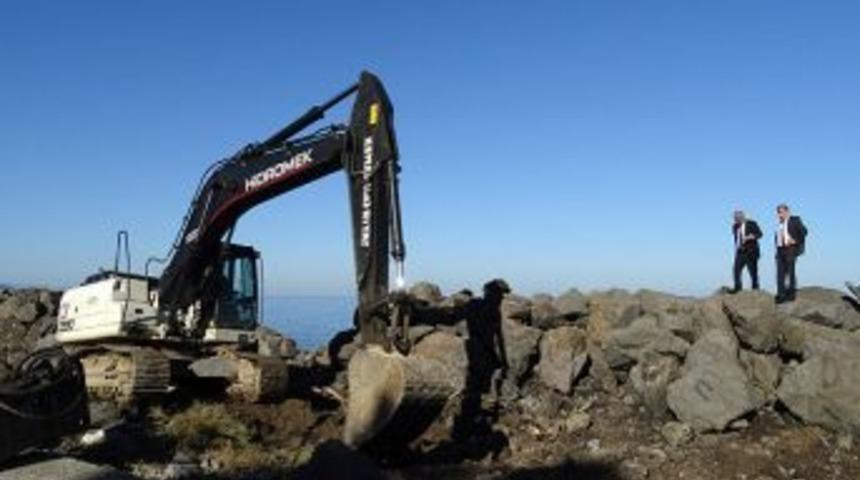 Tirebolu&rsquo;da Hafta Sonu Fırtınada Oluşan Hasarlar Onarılıyor