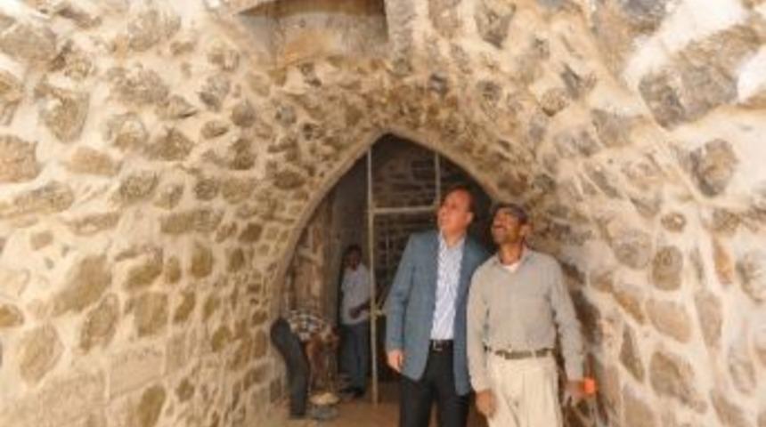 Başkan Ayanğlu 500 Yıllık &Ccedil;eşmenin Restorasyon &Ccedil;alışmalarını İnceledi