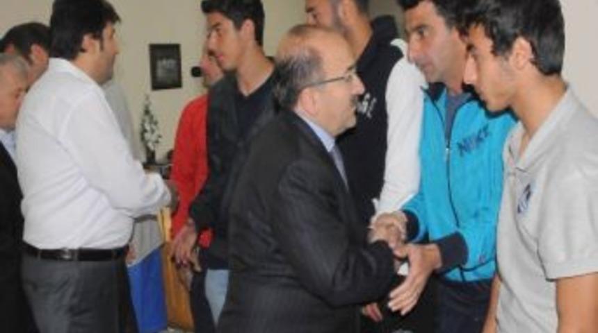 Başkan G&uuml;mr&uuml;k&ccedil;&uuml;oğlu&rsquo;ndan, 1461 Trabzon Kul&uuml;b&uuml;&rsquo;ne Ve Kadir &Ouml;zcan&rsquo;ın Ailesine Taziye Ziyareti