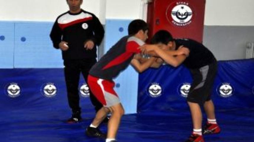 Sivas Demirspor Kul&uuml;b&uuml;nden G&uuml;reş&rsquo;e Destek