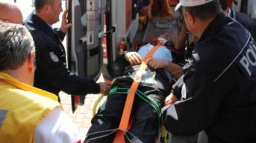 Ehliyetsiz Ve Bir G&ouml;z&uuml; G&ouml;rmeyen S&uuml;r&uuml;c&uuml; Polis Otosuna &Ccedil;arptı