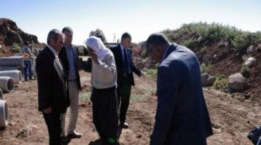 Elg&uuml;n K&ouml;y&uuml;&rsquo;nde Kanalizasyon Ve Yol &Ccedil;alışması