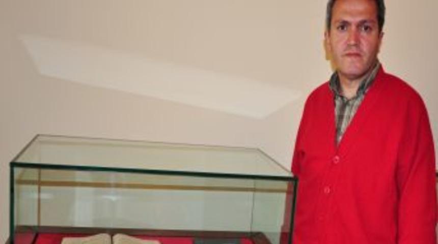 Asırlık El Yazma Eserler Araştırmacılara Işık Tutuyor