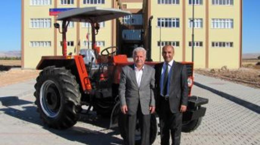 Araban Meslek Y&uuml;ksekokulu&rsquo;na AB&rsquo;den Trakt&ouml;r Desteği