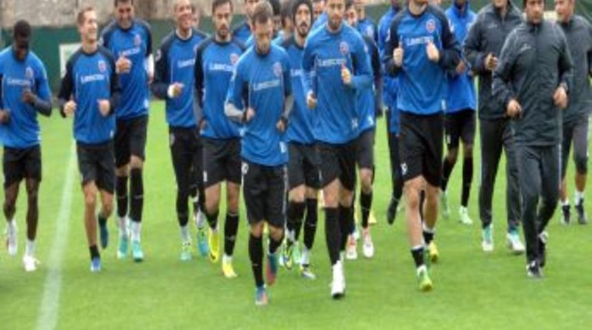 Tolunay Kafkas&rsquo;tan Futbolculara G&ouml;zdağı