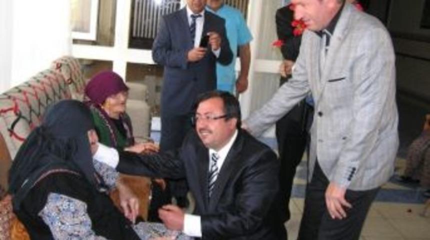 Ali Bakan, Yaşlılardan Dua Almak İ&ccedil;in Huzurevi'ni Ziyaret Etti