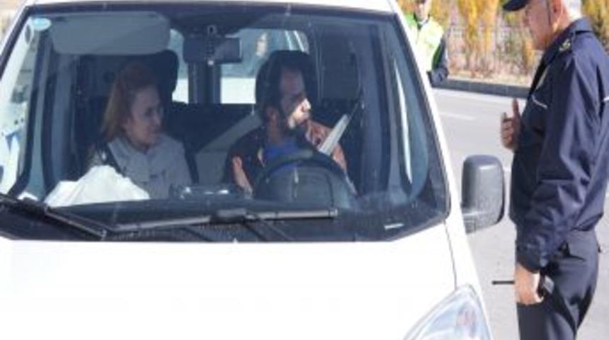 Polisten Sürücülere Emniyet Kemeri Uyarısı