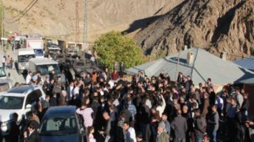 K&ouml;yl&uuml;ler Hakkari-van Karayolunu Trafiğe Kapattı