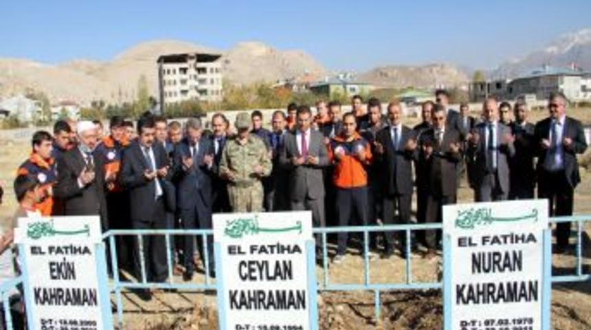 Vali Doğan, Depremde Vefat Edenleri Mezarı Başında Ziyaret Etti