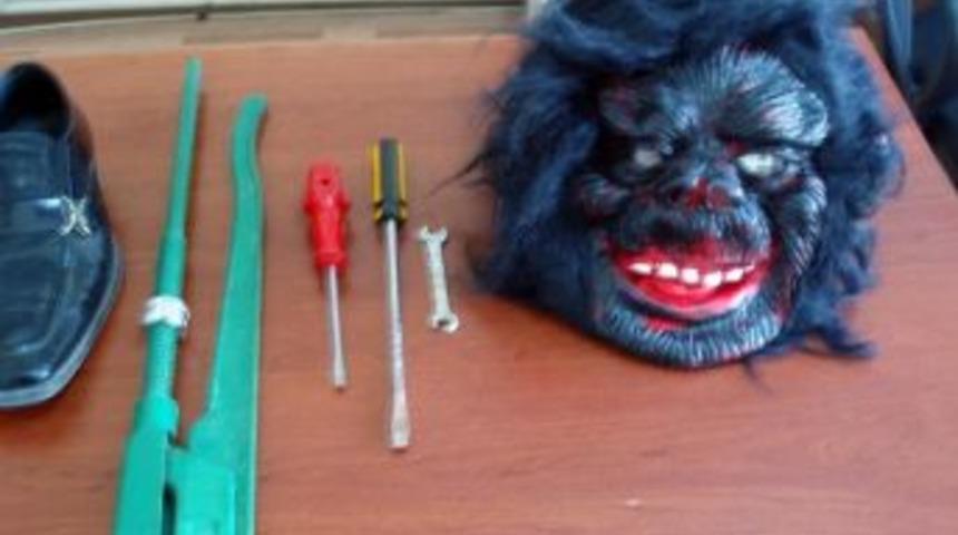 Goril maskeli hırsız yakalandı