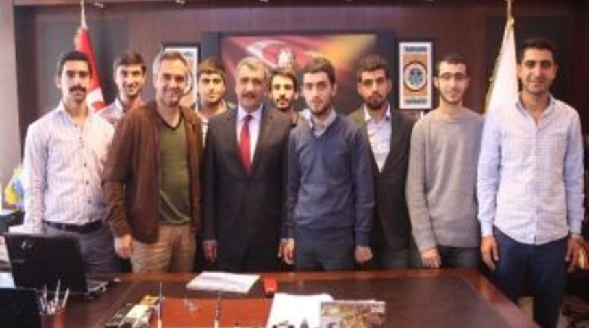 G&uuml;neş Enerjisi İle &Ccedil;alışan Battalgazi İsimli Araca Battalgazi Başkanından &Ouml;vg&uuml;