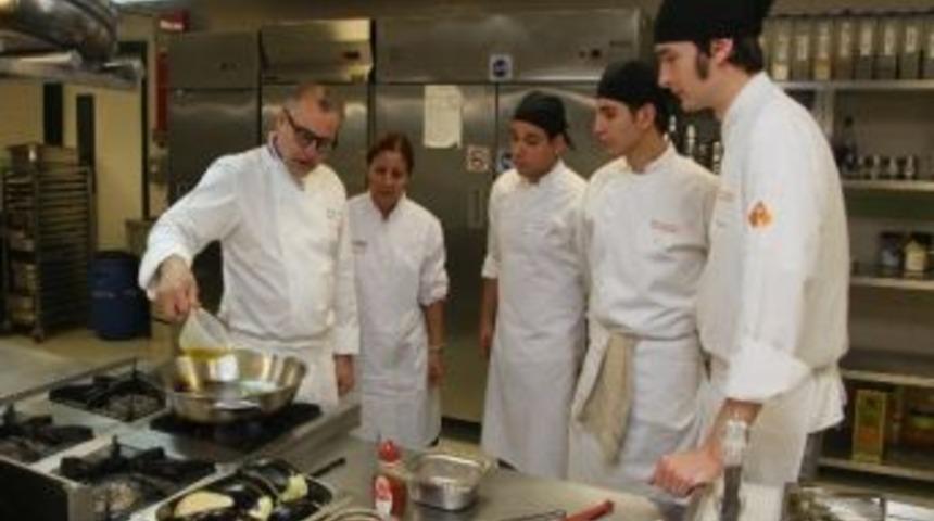 İzmir Ekonomi, Ege Mutfağını D&uuml;nyaya Tanıtacak Yıldızlar Yetiştiriyor