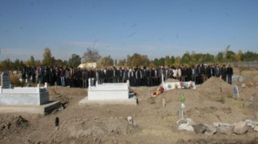 Iğdır'da Cinnet Getiren Şahıs Ve &Ouml;ld&uuml;rd&uuml;ğ&uuml; Akrabaları Toprağa Verildi