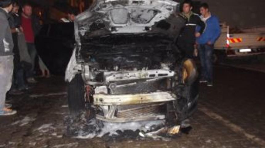 Seyir Halindeki Otomobil Alev Topuna D&ouml;nd&uuml;