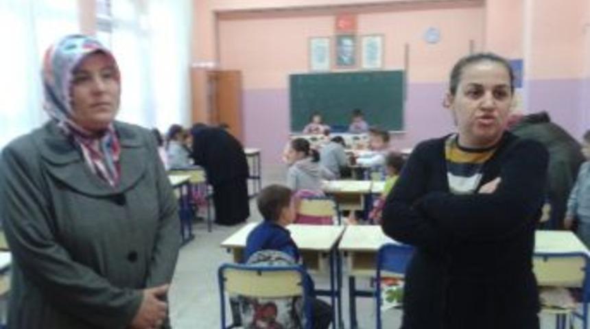 (&ouml;zel Haber) Bebeğini A&ccedil; Bırakan &Ouml;ğretmenin Okula Ge&ccedil; Geldiğini Veliler B&ouml;yle Belgeledi