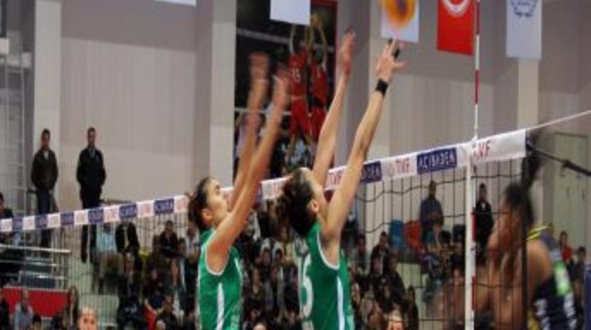 CEV Ilk Tur Ma&ccedil;ında Fenerbah&ccedil;e, Bursa B&uuml;y&uuml;kşehir'i Rahat Ge&ccedil;ti