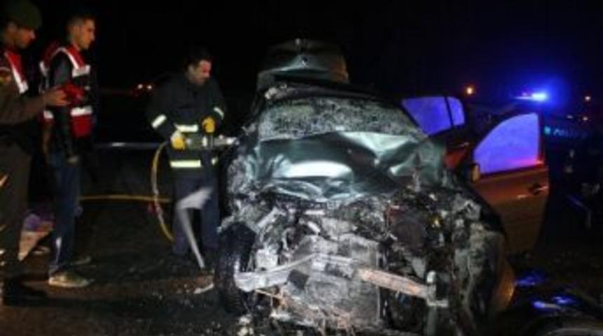 Cenaze yolunda kaza: 2 &ouml;l&uuml; 3 yaralı